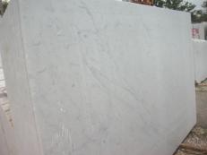 Suministro planchas pulidas 2 cm en mármol natural BIANCO CARRARA C E-O461. Detalle imagen fotografías 