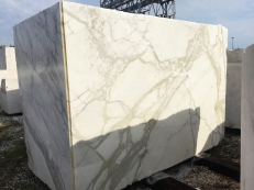 Suministro bloques ásperos 177.8 cm en mármol natural CALACATTA ORO EXTRA 2628. Detalle imagen fotografías 